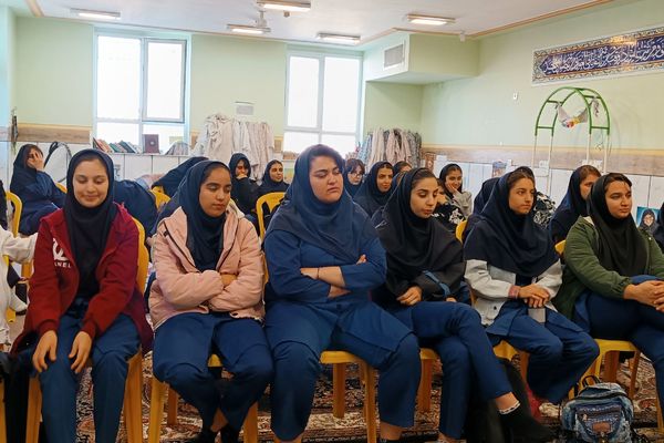 یک روز بدون کیف همراه با آموزش خود مراقبتی در دبیرستان شریعت 