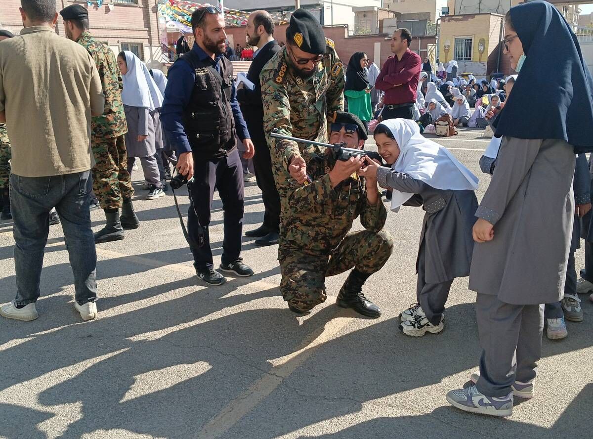 گرامیداشت روز نیروی انتظامی در مدرسه کاوه آهنگر