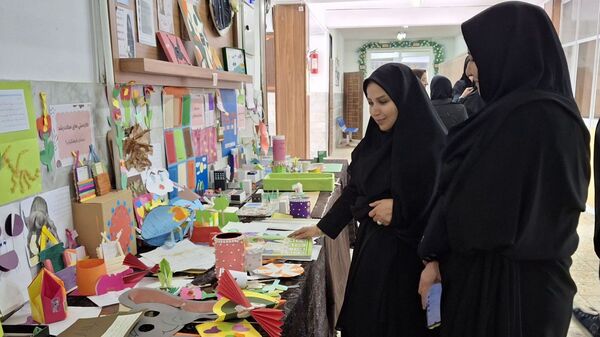 نمایشگاه آثار فرهنگی هنری و دست سازه‌های دانش آموزی در دبستان دخترانه فرهنگیان ۲