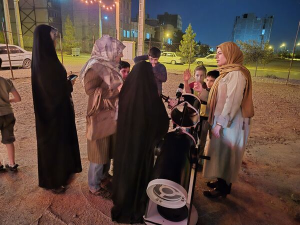 رصد ماه گرفتگی باتلسکوپ در هیئت الزهرا نیشابور 