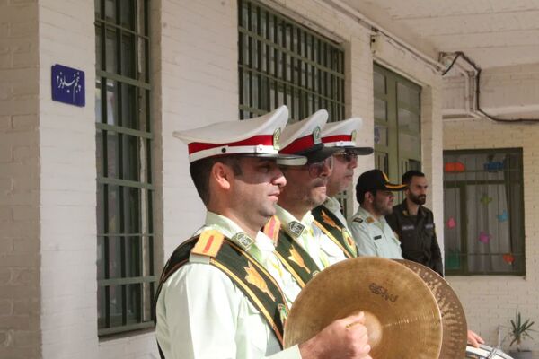 حضور پلیس در دبستان فاطمه‌الزهرا برای آموزش پیشگیری از آسیب‌های اجتماعی