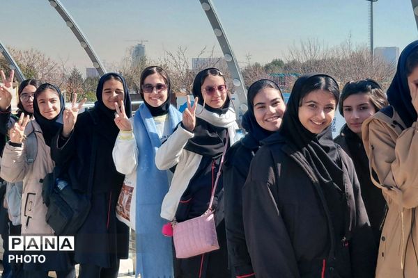 بازدید پرشور دختران دبیرستان قیام و بعثت‌۲ از بلندترین نماد پایتخت