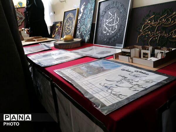 افتتاح نمایشگاه دست سازه‌های هنری در هفته مشاغل