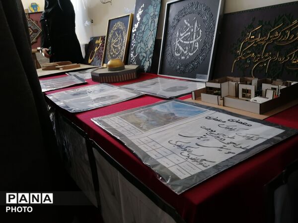 افتتاح نمایشگاه دست سازه‌های هنری در هفته مشاغل