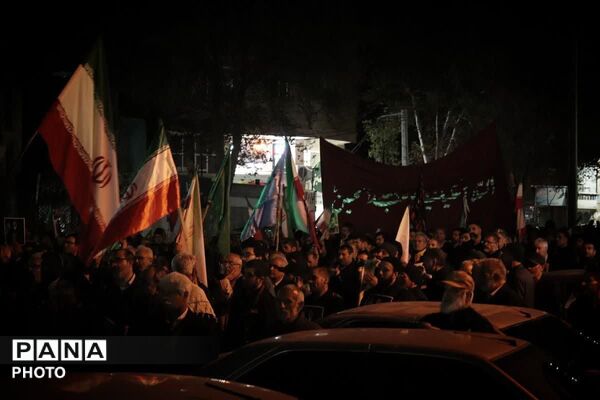 چهل روز در نبود رهبر شهیدمان؛ در خیابان‌ها ایستاده‌ایم