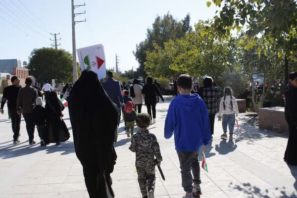 حضور پرشور دانش‌آموزان گچساران در راهپیمایی ۲۲ بهمن