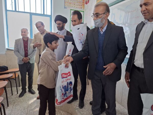 اهدای بیش از ۷۰ بسته لوازم التحریر ایرانی به دانش آموزان 