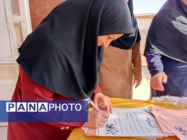 تقدیر از دانش آموزان منتخب هفته بهداشت روان در دبیرستان مادرمهربان خلیل آباد