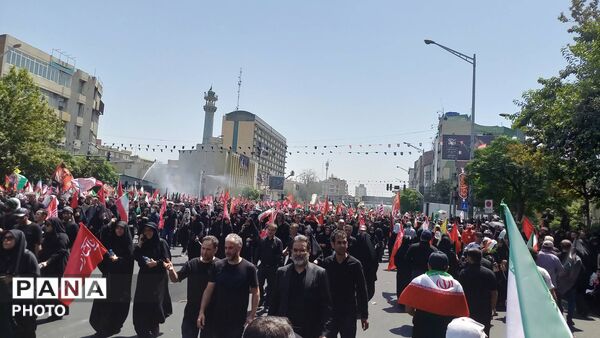 تهران در سوگ؛ خیابان‌ها لبریز از حضور مردم