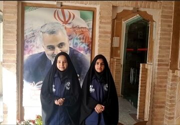 دیدار آموزگاران و دانش‌آموزان یزدی با پاسداران در سالروز میلاد امام حسین (ع)