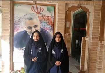دیدار آموزگاران و دانش‌آموزان یزدی با پاسداران در سالروز میلاد امام حسین (ع)