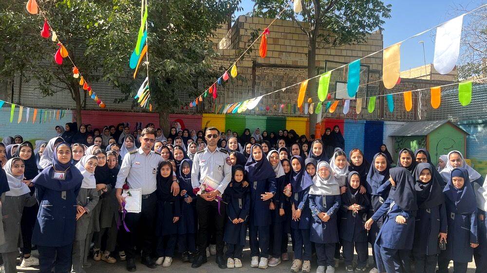 نور امید در دل آتش تجلیل از قهرمانان مدرسه مهندس رحمانی فرد در روز آتش‌نشان