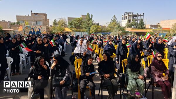 نواخته شدن زنگ آغاز سال تحصیلی در دبیرستان نمونه وکیلی ۱۰