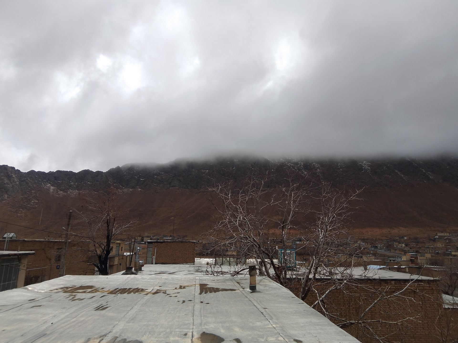 بارش زیبای باران با عطر و بوی بهار در شهرستان بن