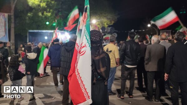 همبستگی در صف اول از راهپیمایی‌های شبانه تا پاسداشت روز معلم