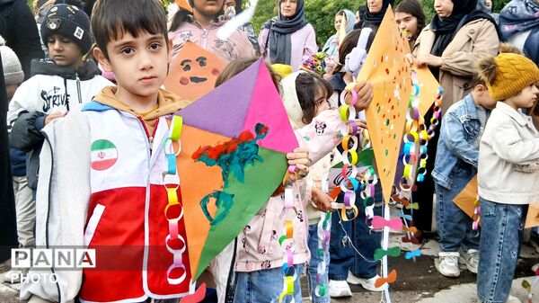 آسمانِ پارک فرهنگیان بناب زیر باران بادبادک‌های رنگی