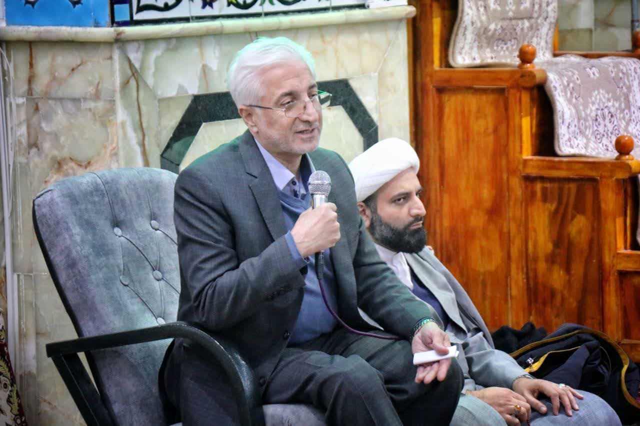 مدیری که فقط پشت میز می نشیند، مدیر موفقی نخواهد بود
