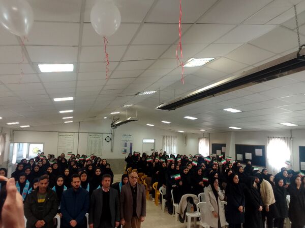زنگ انقلاب در مدرسه بنت‌الهدی صدر با حضور مسئولین نواخته شد 
