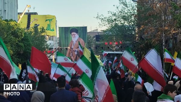 مردم تهران به احترام چهلمین روز از شهادت رهبر شهید ایستادند