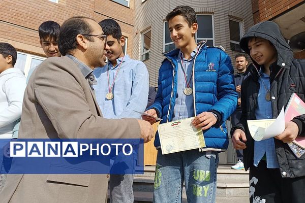 قهرمانی تیم والیبال مدرسه انصارالمهدی در مسابقات منطقه