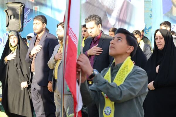 آیین نمادین نواختن «گلبانگ انقلاب اسلامی » در مدرسه احمد فتاحی ناحیه دو یزد