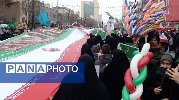 حضور پرشور مردم مشهد در راهپیمایی ۲۲بهمن 