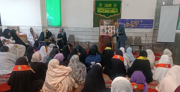 لحظاتی شاد از اعتکاف دانش‌آموزی با حضور نویسندگان و فرهیختگان یزد 