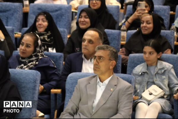 تجلیل از معلمان نمونه منطقه ۳؛ قدردانی از تلاش‌های اثرگذار در تعلیم و تربیت