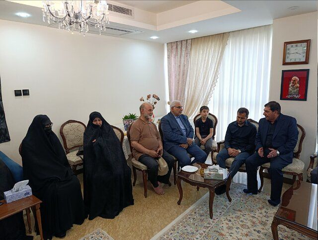 دیدار دستیار رهبری انقلاب با خانواده سپهبد شهید غلامعلی رشید