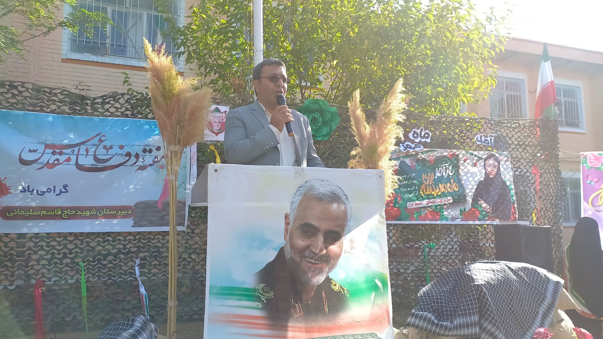 نواخته شدن زنگ مهر و مقاومت در دبیرستان شهید سلیمانی فیروزان با حضور مسئولان استانی و منطقه‌ای