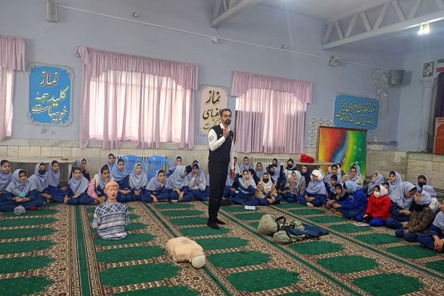 جلسه  آموزشی طرح ماهر سفیران سلامت در مدرسه بنت المهدی صدر ۲