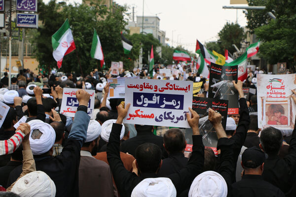 راهپیمایی نمازگزاران جمعه قم در محکومیت جنایات اردوگاه «النصیرات»