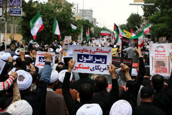 راهپیمایی نمازگزاران جمعه قم در محکومیت جنایات اردوگاه «النصیرات»