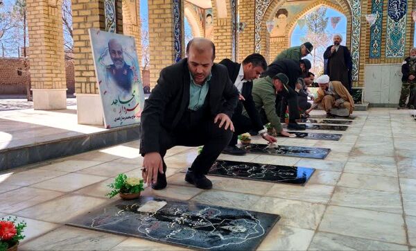 گلباران گلزار شهدای خلیل‌آباد در دهه فجر