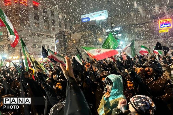 حضور حماسی مستمر شبانه مردم پردیس در محکومیت تجاوز دشمن با وجود بارش برف