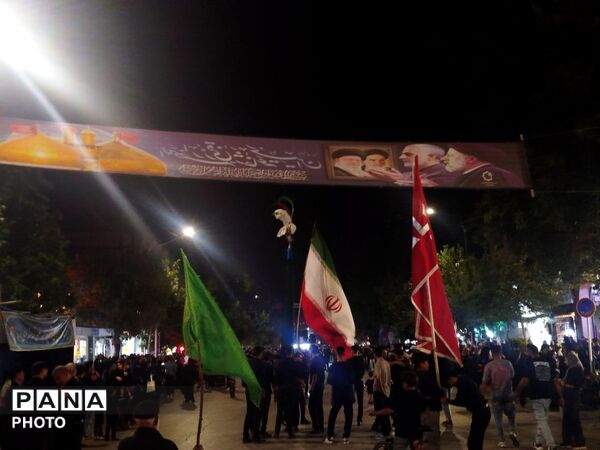 نهمین شب از مراسم عزاداری امام حسین همراه با هئیت زنجیر زنی در حسینیه امام خمینی