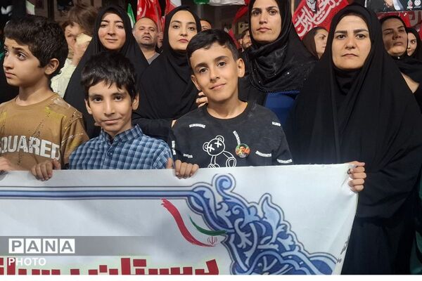 حضور دانش‌آموزان دبستان ملاصدرا در اجتماع سراسری و همخوانی سرود «باید برخاست»