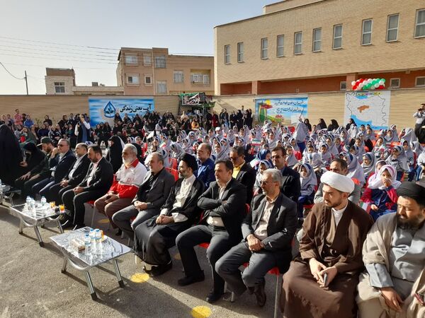 آیین نواخته شدن زنگ مهر در مدرسه شهدای بار فروش با حضور مسئولان استان و شهرستان کاشان