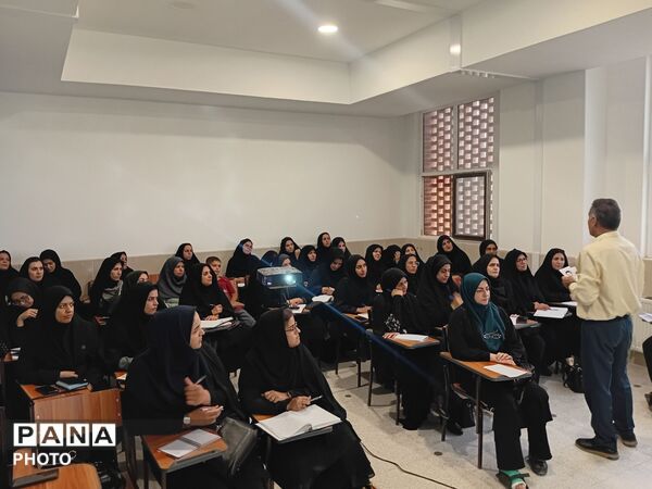 تقویت مهارت‌های تخصصی فرهنگیان مهریز در دبیرستان شکیب