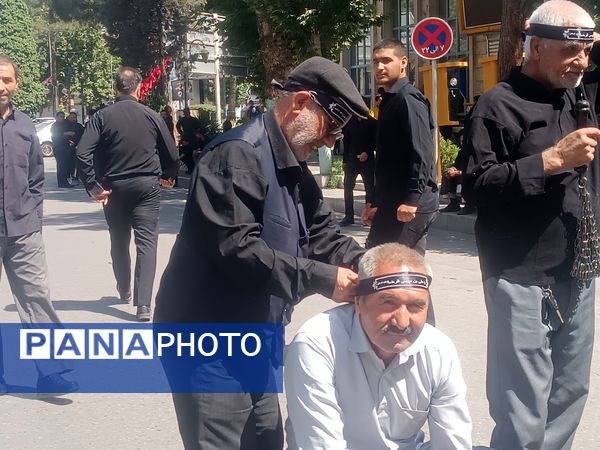 مراسم زنجیر زنی و سینه زنی به مناسبت سالگرد رحلت امام در نیشابور 