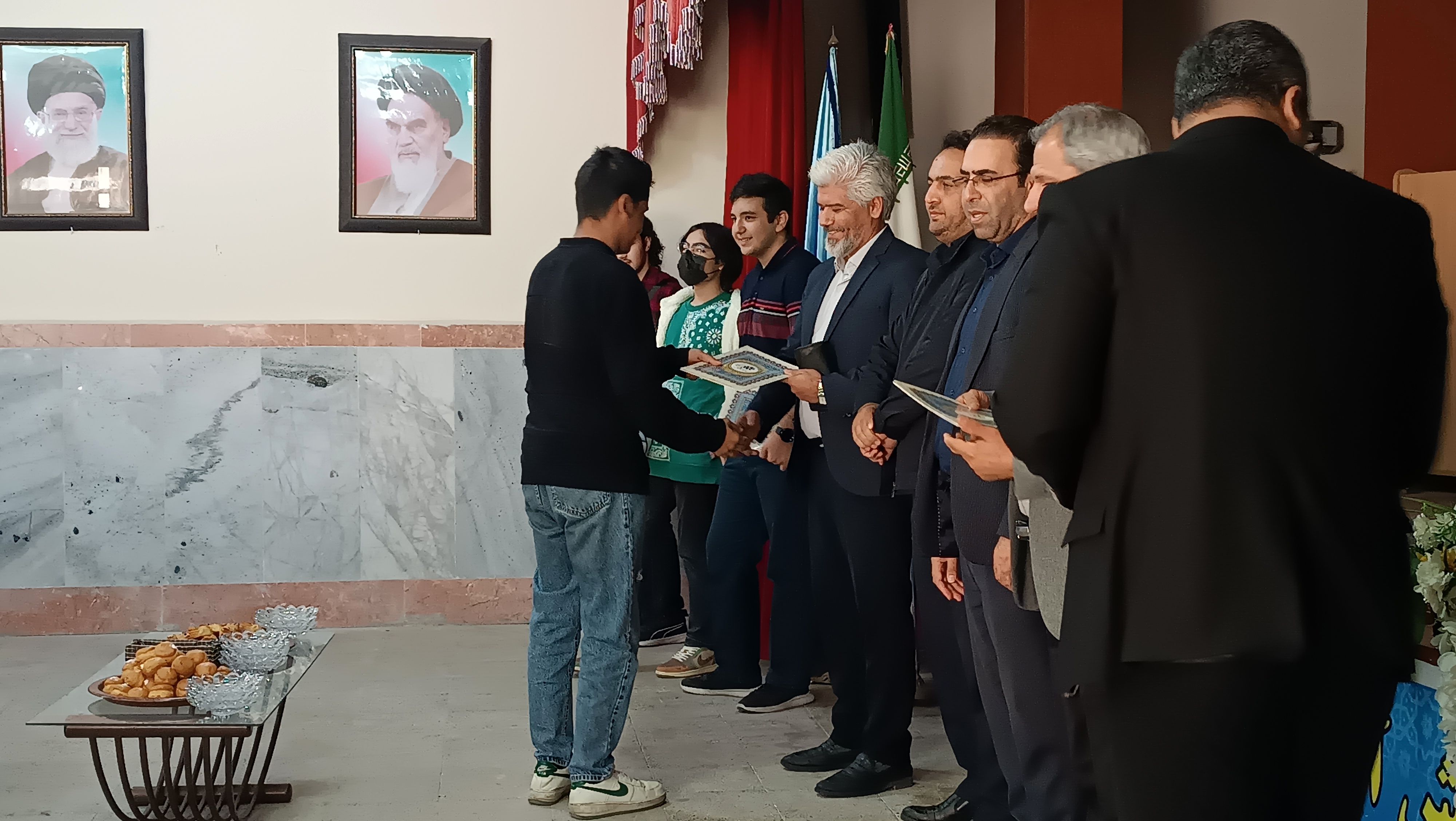 تجلیل از رتبه‌های برتر کنکور سراسری دبیرستان شهید سلطانی ۴ 