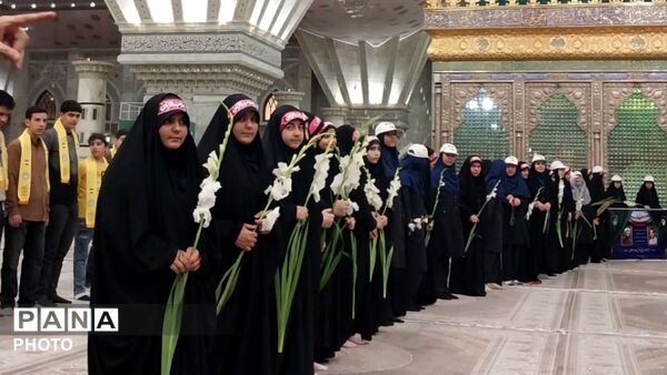 اجرای همگانی سرود «ایرانمون» توسط دانش‌آموزان البرزی در حرم امام خمینی (ره) و بهشت زهرا (س)