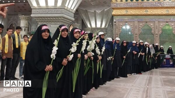 اجرای همگانی سرود «ایرانمون» توسط دانش‌آموزان البرزی در حرم امام خمینی (ره) و بهشت زهرا (س)