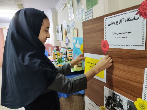 بازدید قطب کشوری مدیران از آموزشگاه شهدای معلم 2 همزمان با برپایی نمایشگاه علمی پژوهشی، انرژی های نوین، ادبیات و ریاضی