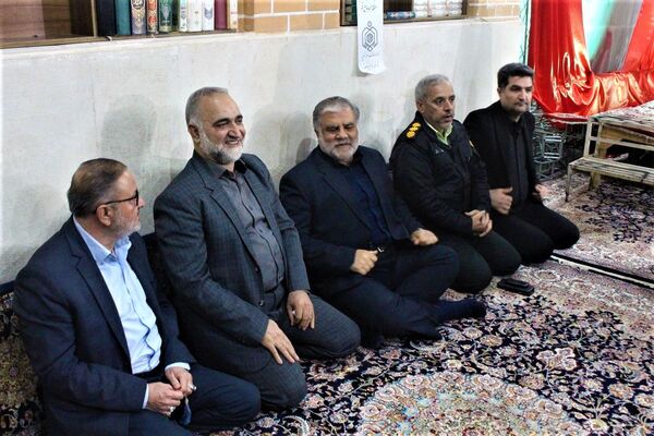 استقبال نوجوانان از غرفه‌های یادواره شهدای مسجد جامع قم