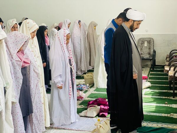 نواختن زنگ جشن نیکوکاری در دبستان زینب قهرمانی مه ولات