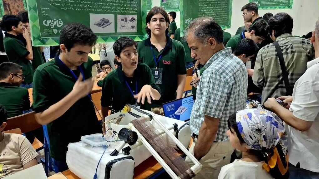 جشن علم در نمایشگاه «فانوس»؛ نمایش قدرت پژوهشگری دانش‌آموزان علامه حلی ۲
