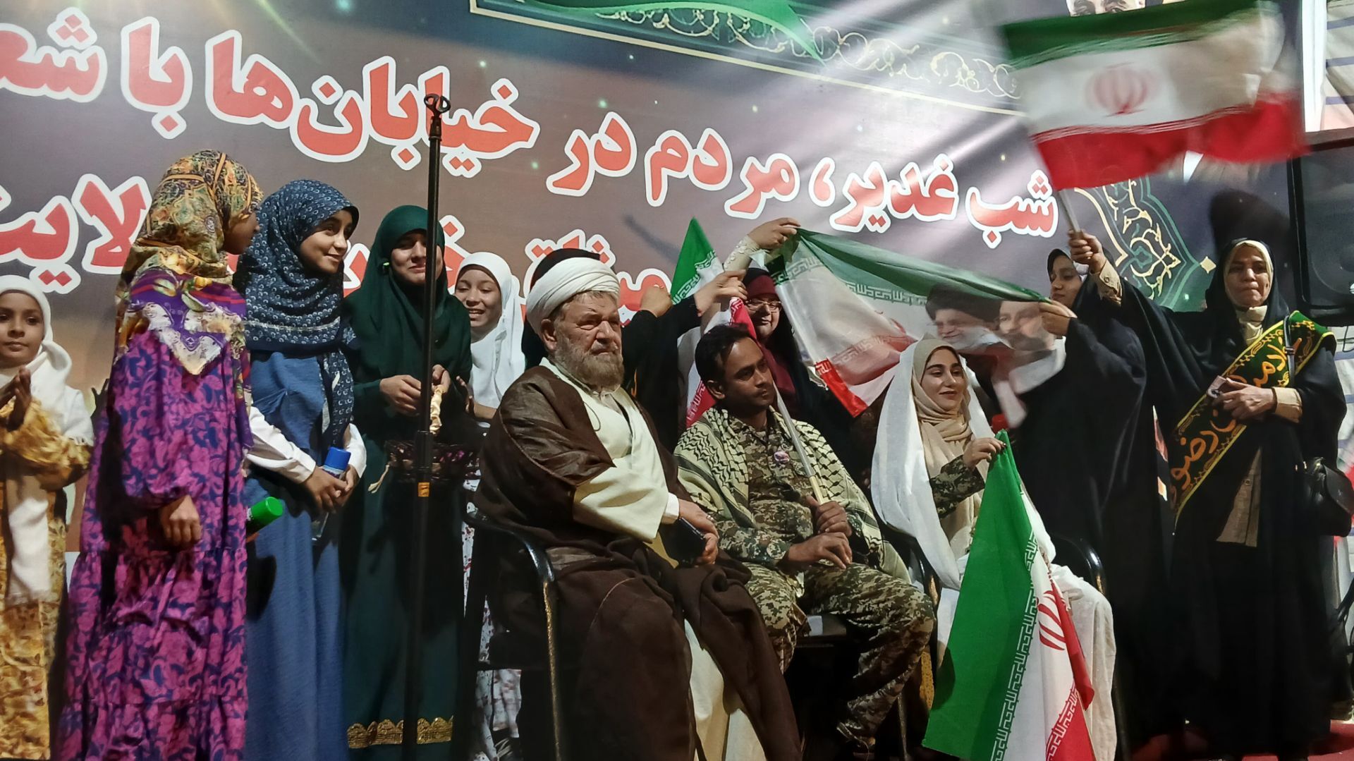 پیوند یک زوج در دل تجمعات شبانه