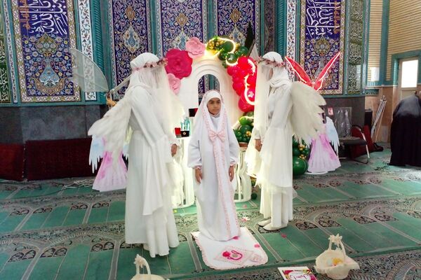 دختران مدرسه هدی 1 در خلعت زیبای عبادت