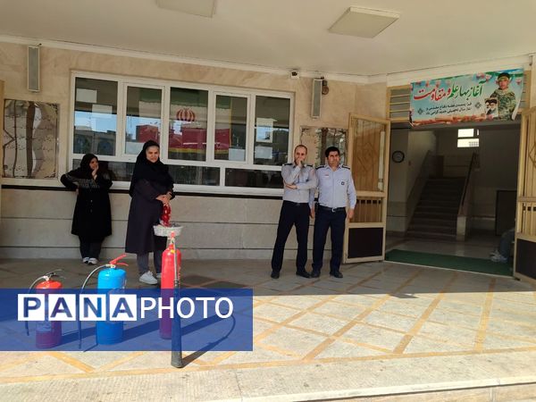 آموزش اطفای حریق به دانش‌آموزان مدرسه دخترانه شهید زین الدین